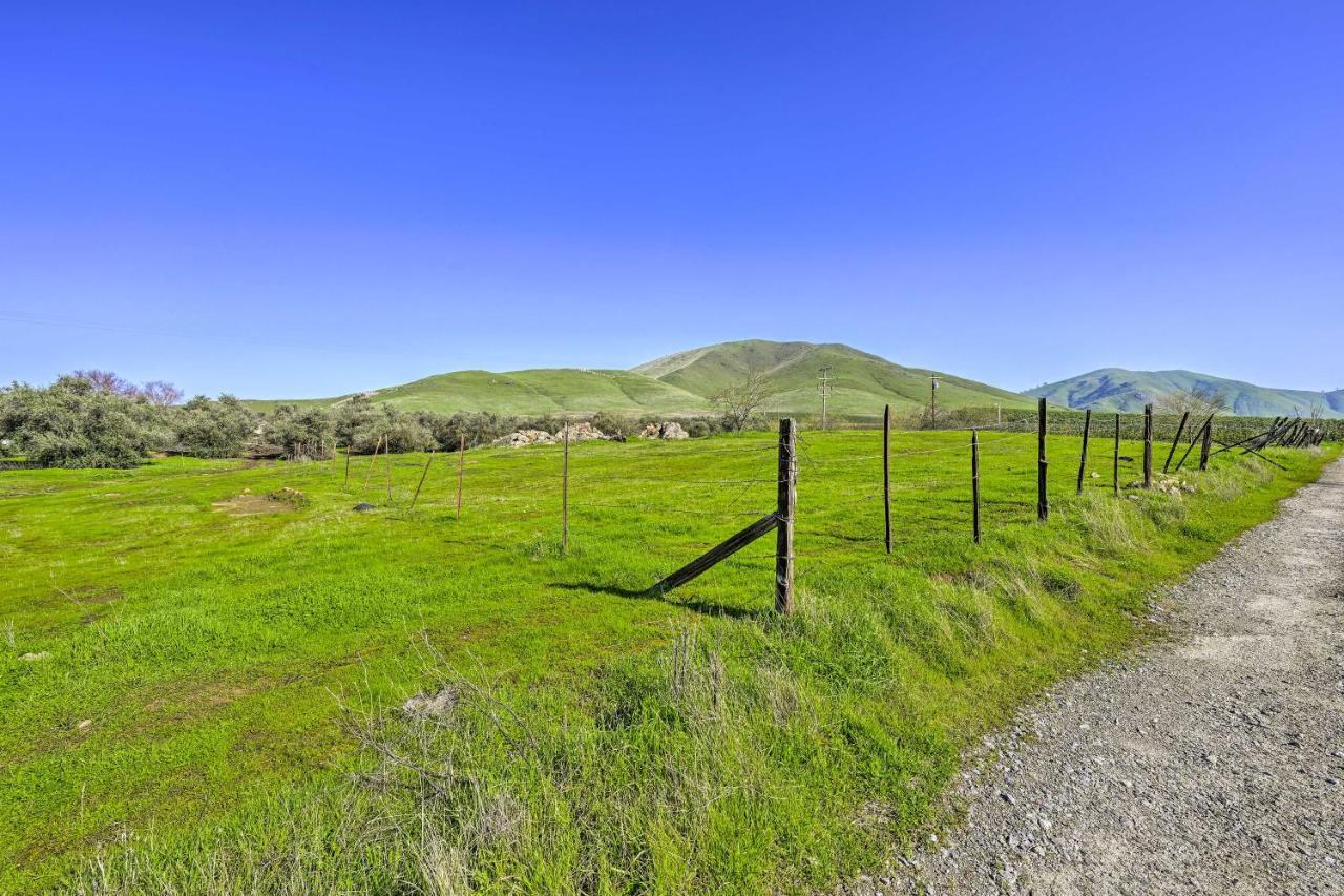 Peaceful Ranch Home With Sierra Nevada Views Woodlake Eksteriør billede